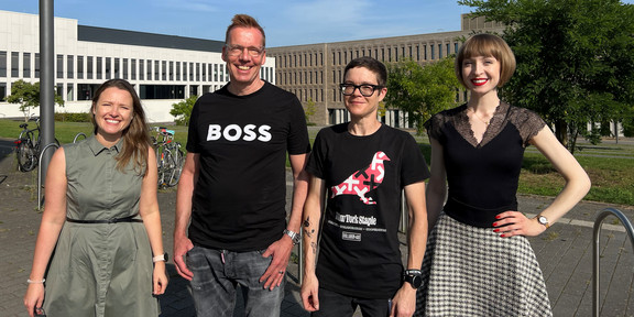 Olga Wagner, Uwe Wilkesmann, Sabine Lauer and Viktoria Jäger on the outside of the conference venue.