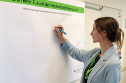 Michelle Giez beschreibt das Plakat "Vision einer Zukunft der Hochschule/Wissenschaft"
