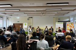 Blick aus den Zuschauerreihen auf die Podiumsdiskussion.