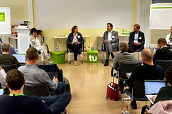 Blick von den Teilnehmersitzplätzen auf das Podium. Vorne sitzen: Dr. Moritz Mälzer, Dr. Annette Schmidtmann, Dr. Johanna Witte, Dr. Rainer Lange, Dr. Gunter Friedrich und Prof. Dr. Liudvika Leišytė. 