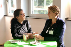 Prof. Dr. Daniela Schlütz und Prof. Dr. Wiebke Möhring im Gespräch am Stehtisch.