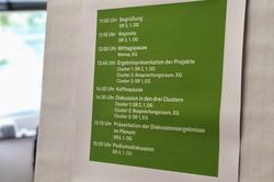 Aushang des Tagungsprogramms auf einem Flipchart
