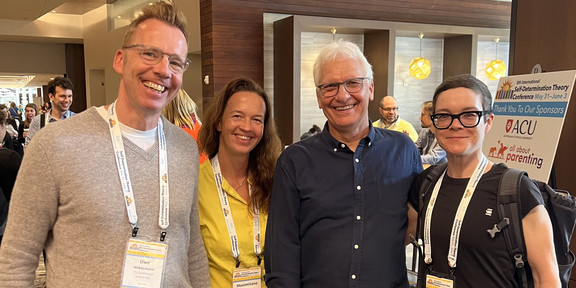 Bild von links nach rechts: Uwe Wilkesmann, Maximiliane Wilkesmann, Richard Ryan und Sabine Lauer auf der SDT Conference.