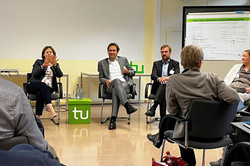 Blick von den Teilnehmersitzplätzen auf das Podium. Vorne sitzen: Dr. Johanna Witte, Dr. Rainer Lange, Dr. Gunter Friedrich und Prof. Dr. Liudvika Leišytė.