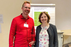 Uwe Wilkesmann und Johanna Witte vor dem Tagungsprogramm-Poster.